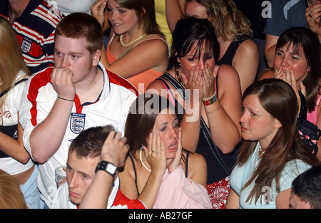 England Fußball-Fans emotional nach Niederlage Stockfoto