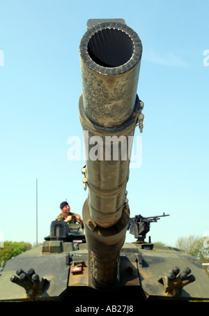 Herausforderer Panzerfahrer auf der Rüstung Centre in Bovington in Dorset England UK Stockfoto