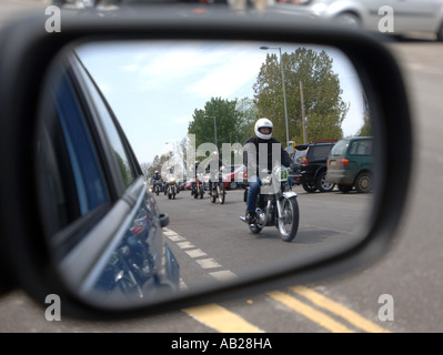 Motorräder, überholen, wie im Auto Rückspiegel zu sehen Stockfoto