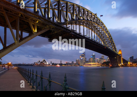die Sydney Harbour Bridge und Opera House City Center von Milsons Point in der Nacht, Sydney, New South Wales, Australien Stockfoto