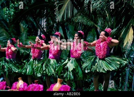 Fünf Hula-Tänzer in Grass Röcke und rosa Leis durchführen Hula Awana modernen Hula-Tanz im freien Haleakala Hawaii Stockfoto