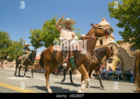 Parade-Teilnehmer auf dem Pferderücken machen ihren Weg nach unten Hauptstraße während einer vierten Juli Parade in Ojai, Kalifornien Stockfoto