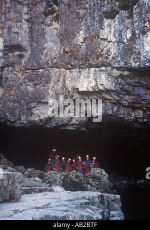 Höhlenforscher Eingang Porth yr Ogof Höhlen Ystradfellte Brecon Beacons Mid Wales Stockfoto