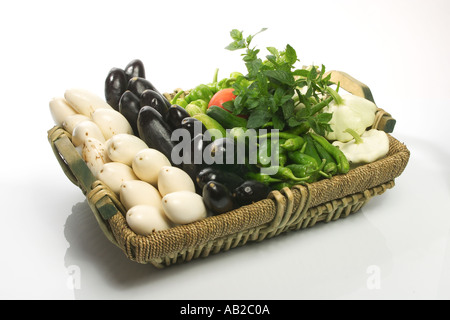 Korb voll mit Gemüse Stockfoto