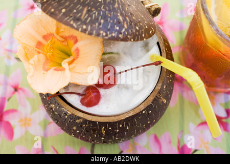 Pina Colada mit Blumen- und Kirschen FoodCollection Stockfoto