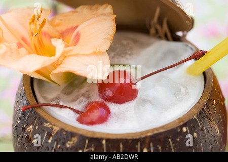 Pina Colada mit Blumen- und Kirschen FoodCollection Stockfoto