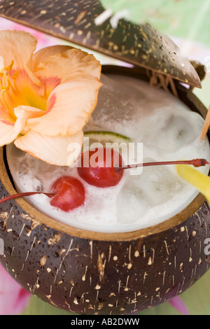 Pina Colada mit Blumen- und Kirschen FoodCollection Stockfoto