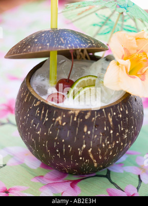 Pina Colada mit Kirschen Kalk und Blume FoodCollection Stockfoto