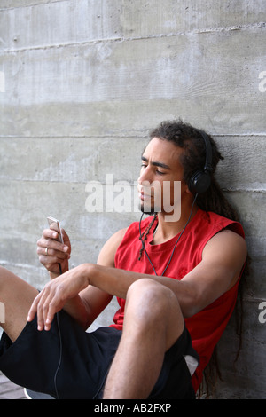 Junger Mann mit Dreadlocks, Musik hören Stockfoto