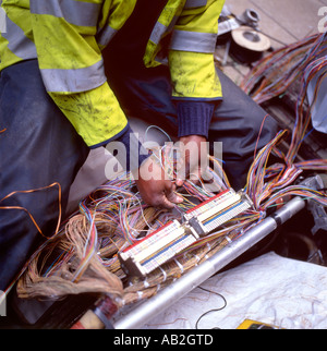 Ein British Telecom Arbeiter angestellter Ingenieur arbeiten mit Verkabelung unter dem Pflaster in der Regent Street London England Großbritannien UK KATHY DEWITT Stockfoto