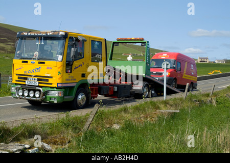 dh FINSTOWN ORKNEY Rückholwagen am Straßenrand, der aufholt, ist ausgefallen Royal Mail van Pause Service Fahrzeug LKW Auto Panne Stockfoto