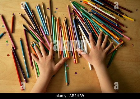 Bleistift Hand zehn Finger Farbe Farbe bunte Konzept durcheinander Vielzahl Business Sortiment Kollektion verschiedene Begriff Hintergrund cl Stockfoto