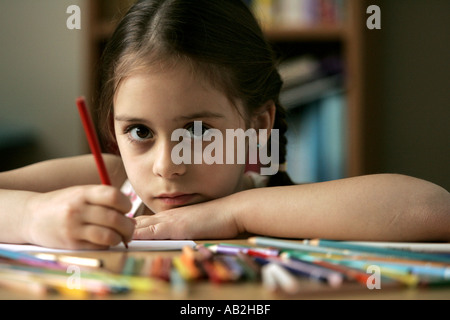 Schulmädchen widersprechen Schulmädchen 7 8 9 10 11 12 Jahre alten jährige Kind Kinder Person Menschen frechen blonde Haltung Teenager Te Stockfoto