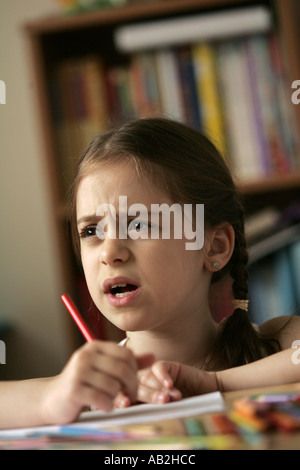 Schulmädchen widersprechen Schulmädchen 7 8 9 10 11 12 Jahre alten jährige Kind Kinder Person Menschen frechen blonde Haltung Teenager Te Stockfoto