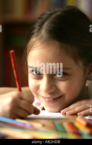 Lächeln Schulmädchen widersprechen Schulmädchen 7 8 9 10 11 12 Jahre jährige Kind Kinder Person Menschen frechen blonde Haltung Teena Stockfoto