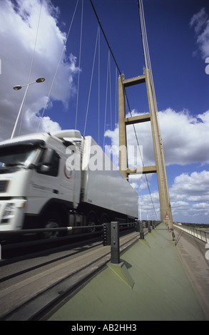 LKW der Humber-Brücke überspannt die Humber Mündung Verknüpfung Yorkshire mit Lincolnshire uk Stockfoto