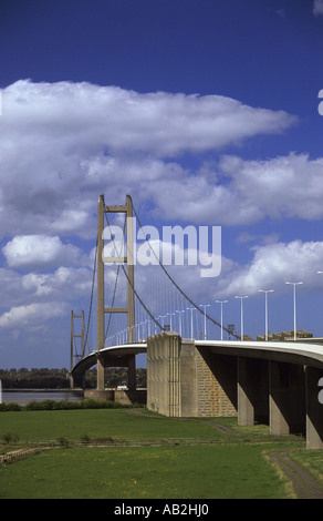 Fahrzeuge der Humber-Brücke überspannt der Humber Mündung Beitritt Yorkshire mit Lincolnshire Hull uk Stockfoto