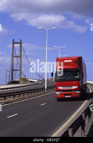 LKW der Humber-Brücke überspannt die Humber Mündung Beitritt Yorkshire mit Lincolnshire uk Stockfoto