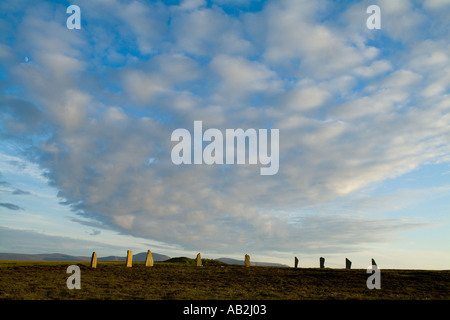 dh RING OF BRODGAR ORKNEY flauschigen Wolken über neolithischen stehende Stein Henge Kreis Stockfoto