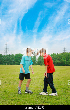 Zwei jungen Kopf ausgleichende Fußball Stockfoto