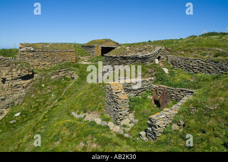 dh Sand Geo BIRSAY ORKNEY Boot Seilwinde Fischerdorf Fischerhütten und Bootsrampe Stockfoto