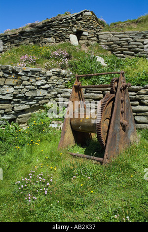 dh Sand Geo BIRSAY ORKNEY Boot Hand Winch und Fischerhäuser Fischerhütte Stockfoto