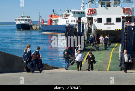 dh MV Shapinsay Ferry KIRKWALL HARBOUR ORKNEY SCHOTTLAND Schottische Menschen reisen schottland Inseln Passagiere uk Island Ferries Loading Passagierboot Stockfoto