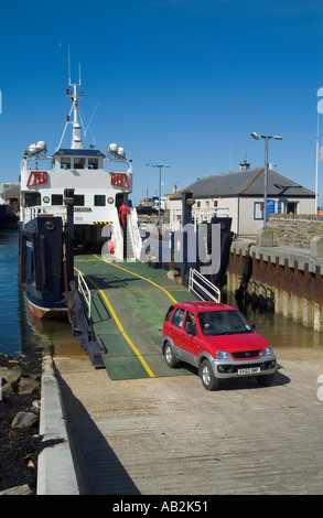 dh MV Shapinsay Island Ferries KIRKWALL HARBOUR ORKNEY SCOTLAND Ferry Reise Auto Verladung auf Bootswagen isle Transport