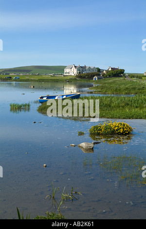 dh Loch Harray HARRAY ORKNEY Angler Fischerboot am Ufer und Merkister Hotel Stockfoto
