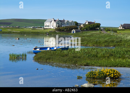 dh Loch of Harray HARRAY ORKNEY Schottische Angler Fischerboot am Ufer und Merkister Hotel lochside schottland Stockfoto