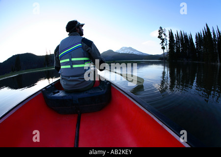 Mann paddeln Kanu auf See Stockfoto