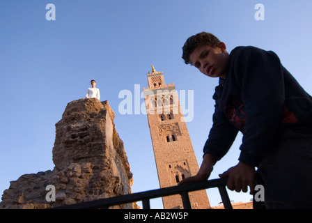 Jungs hängen rund um in den Ruinen von der Koutoubia-Moschee in Marrakesch, Marokko Stockfoto