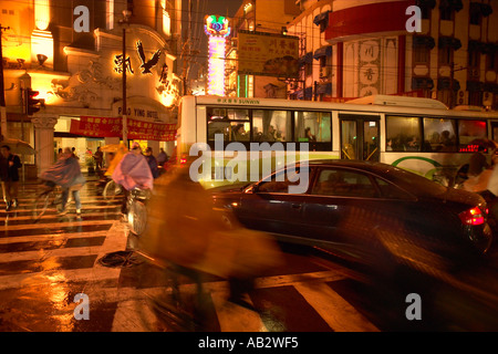 Eine verregnete Straße in Shanghai bei Nacht China Stockfoto