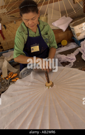 Thailändische Künstler machen Papier Dach Stockfoto