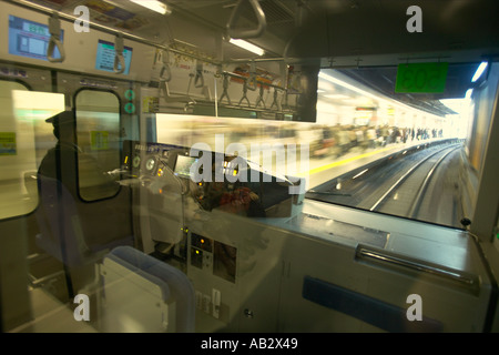 Eine u-Bahn ziehen in einer station Stockfoto