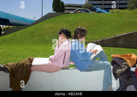 Schüler und Lehrer von der Universidad Tecnológica de México UNITEC Teil von Mexiko s System der privaten Hochschulen Stockfoto