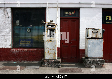 Alten heruntergekommen motor Garage in Dundrum, County Down, Nordirland Stockfoto