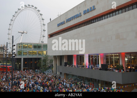 Royal Festival Hall kostenloses Konzert von Billy Bragg South Bank London 9 2007. Juni Großbritannien. Wiedereröffnung. HOMER SYKES Stockfoto