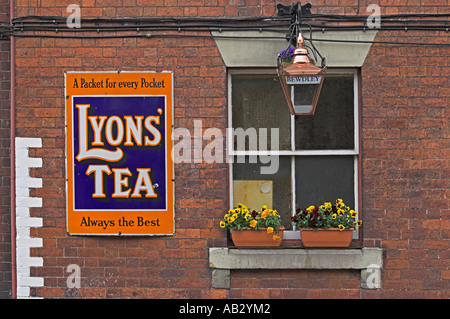 Alte Werbung und Fenster in Bewdley Station. Stockfoto