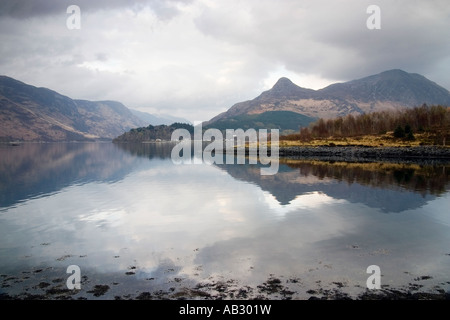 Die Pap Glencoe spiegelt sich in den ruhigen Gewässern des Loch Leven Ballachulish Schottland Stockfoto