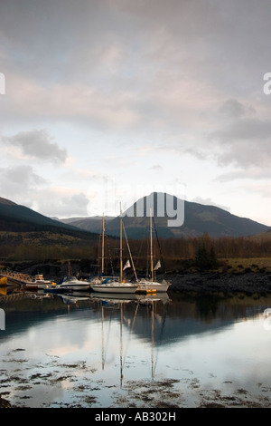 Boote vertäut am Loch Leven Ballachulish Glencoe The Highlands Schottland Stockfoto