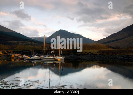 Boote vertäut am Loch Leven Ballachulish Glencoe The Highlands Schottland Stockfoto