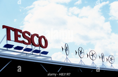 Windkraftanlagen Sie auf dem Dach ein Tesco Supermarkt, Diss, Norfolk, Großbritannien. Stockfoto