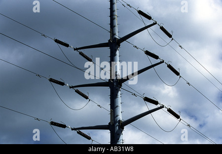 Hochspannungs-Stromkabel die Stromversorgung in den Wissenschaftspark Cambridge, Cambridgeshire, Großbritannien. Stockfoto