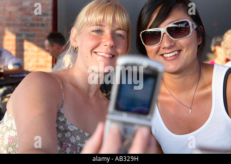 02:20 Mädchen nehmen selbst Portrait mit Handy-Kamera Stockfoto