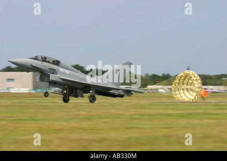 UK Air Force Eurofighter EF 2000 Typhoon T1 Bereitstellen ihrer Bremsen nach der Landung mit dem Fallschirm Stockfoto