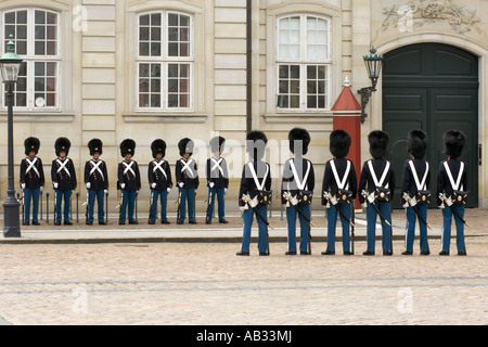 Wachablösung am Amalineborg in Kopenhagen. Amalienborg ist die Winterresidenz der königlichen Familie. Stockfoto