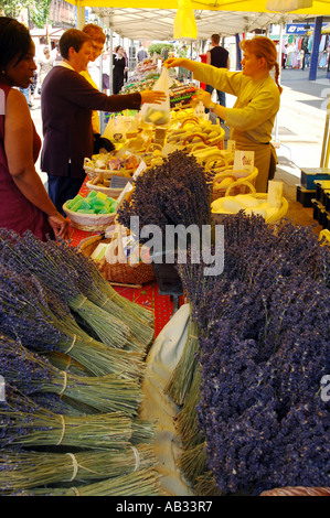 Britische Käufer, Kauf von Produkten mit natürlichen Düften wie Lavendel aus einem Stall-Inhaber bei einem kontinentalen Markt statt in einem UK Stockfoto