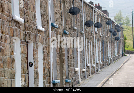 Traditionellen viktorianischen Reihenhaus Gehäuse mit Fernsehen Satellitenschüsseln auf Vorderansicht Nantymoel South Wales Valleys UK Stockfoto