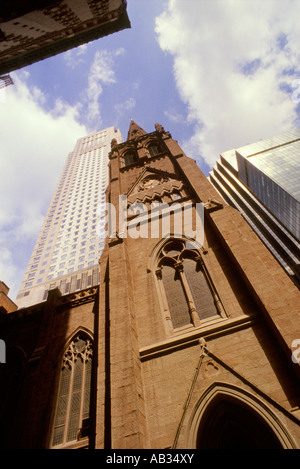 NYC Wolkenkratzer Schatten Reflexion traditionelle modernen Stilen Kirche Büro Türmen Gott mammon Stockfoto